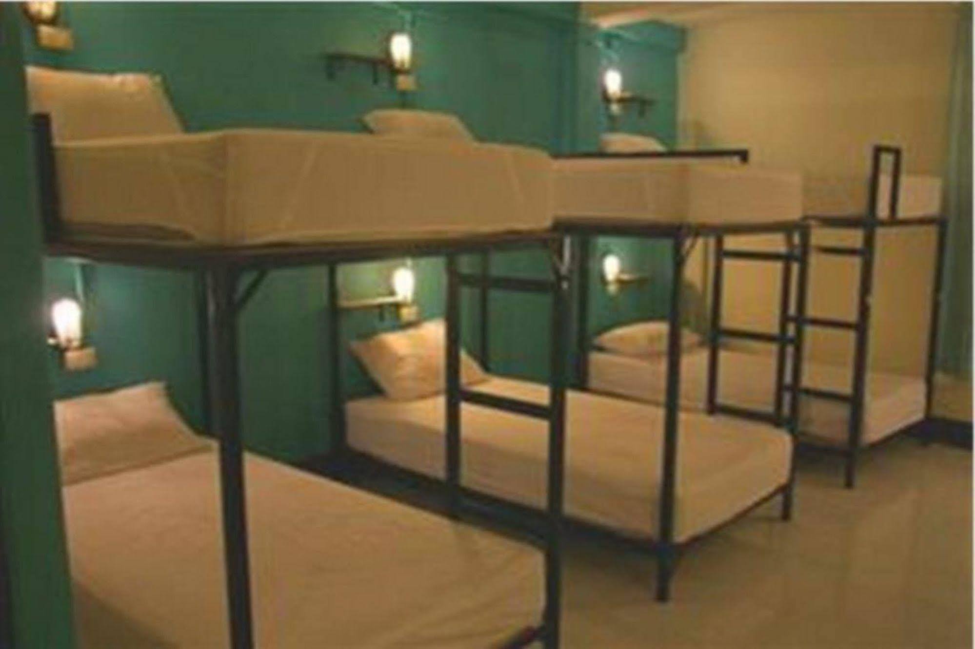 Patong Backpacker Hostel Bagian luar foto